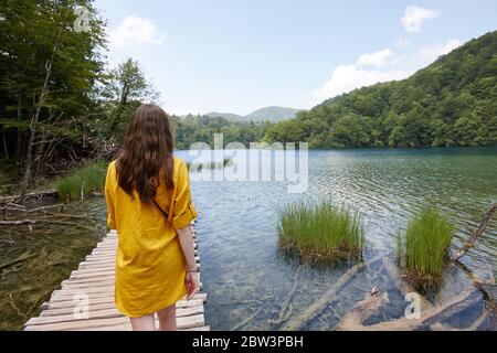 Frau mit Blick auf Wasserfälle und Seen im Nationalpark Plitvice, Kroatien Stockfoto