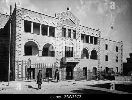 Kaiser von Abessinien und seine Familie im Exil in jerusalem. Der Kaiser von Abessinien mit der Kaiserin Mannen und deren Familienangehörigen sind mit der äthiopischen Kolonie in Jerusalem ins Exil gegangen. Diese Kolonie ist wahrscheinlich die größte Gruppe von Abessiniern im Ausland, mit eigenen Kirchen und Institutionen. Haile Selassie und seine Familie waren schon immer sehr an diesem Außenposten ihres Reiches interessiert. Die Kaiserin besuchte 1933, wenig träumend, dass das Königshaus Zuflucht in der Heiligen Stadt vor einem ausländischen Eindringling suchen würde. Foto zeigt, die äthiopische Königin ' s . Gebäude in der Straße von Stockfoto