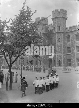 Zum ersten Mal seit drei Jahren die Grenzen des Tower of London zu sprengen. Zum ersten Mal seit drei Jahren wurde die Rogation - Gezeitenzeremonie des Schlagen der Grenzen am Tower of London durchgeführt. Der Oberaufseher führte die Prozession aus dem Tower-Bezirke auf einer Perambulation der Grenzen der Tower Liberties. Choirboy folgte ihm, und nach ihnen die Kinder, die im Turm leben, tragen geschälte Weidenwächter und nach ihnen wieder die Wächter des Turms in ihren Tudoruniformen. Es gibt 31 Grenzmarken des Turms und jeder wurde von den Jungen mit Weidenstäben gestürzt. Der Cer Stockfoto