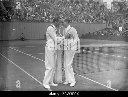 Perry begrüßt Gottfried von Cramm, vor dem Spiel mit einem fröhlichen Tippen auf die Brust. Juni 1936 Stockfoto