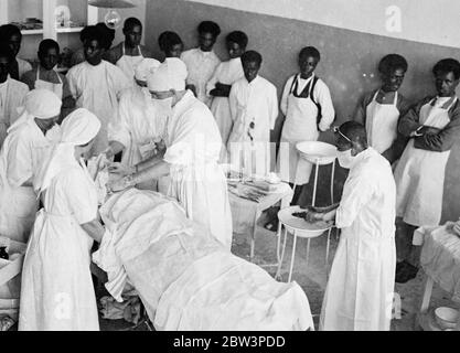 Notoperation der Bombenangriffe in Harar Rotes Kreuz , Krankenhaus . Diese Bilder , von einem Mitarbeiter Fotograf gemacht und eilte nach London per Flugzeug , zeigen eine wichtige , aber wenig bekannten Teil des Krieges in Abessinien , das Rote Kreuz Dienste , vor allem von freiwilligen Arbeitern gegründet und unter enormen Schwierigkeiten weiter . Diese Bilder wurden im Krankenhaus des Roten Kreuzes in Harar gemacht, der Hauptstadt des Südens, wo Abessinier Soldaten, die in den heftigen Kämpfen an der Südfront verletzt wurden, von Ärzten der schwedischen Mission besucht werden. Foto zeigt , eine Notoperation an einer Abessinien Stockfoto