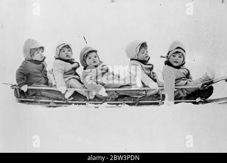 Die Dionne Quietuplets haben eine aufregende Rodelbahn. Die Dionne Quintupletsvon Callender, Ontario, für eine Schlittenfahrt. Die Quintlets, von links nach rechts sind Marie, Annette, Cecile, Yvonne und Emilie. 19. April 1936 Stockfoto