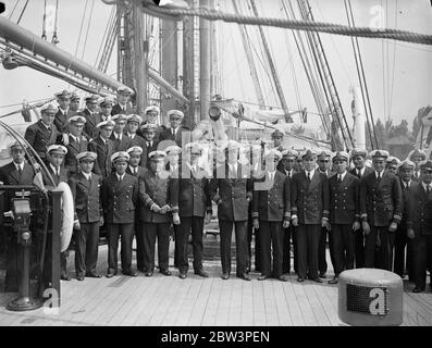 Brasilianisches Trainingsschiff kommt in Chatham für einen Aufenthalt von zehn Tagen. Kadetten Paraden auf dem Deck der Almirante Saldanha bei der Ankunft in Chatham . 19 Juni 1936 Stockfoto