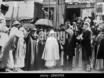 Kaiser von Abessinien und seine Familie im Exil in jerusalem. Der Kaiser von Abessinien mit der Kaiserin Mannen und deren Familienangehörigen sind mit der äthiopischen Kolonie in Jerusalem ins Exil gegangen. Diese Kolonie ist wahrscheinlich die größte Gruppe von Abessiniern im Ausland, mit eigenen Kirchen und Institutionen. Haile Selassie und seine Familie waren schon immer sehr an diesem Außenposten ihres Reiches interessiert. Die Kaiserin besuchte 1933, wenig träumend, dass das Königshaus Zuflucht in der Heiligen Stadt vor einem ausländischen Eindringling suchen würde. Foto zeigt , die Kaiserin Mannen von Äthiopien mit Mitgliedern der Stockfoto