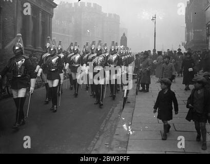 Beerdigung von Prinzessin Victoria in Windsor. Rettungsschwachen, die zur Beerdigung im Schloss Windsor ankommen. Dezember 1935 Stockfoto