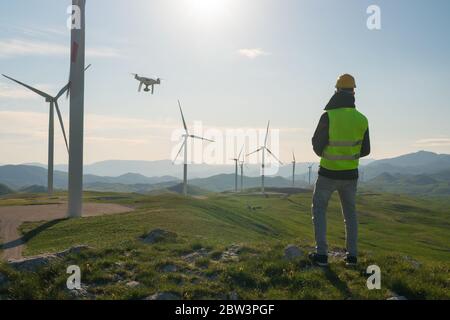 Techniker Ingenieur in der Windkraftanlage Power Generator Station startet eine Drohne für die visuelle Steuerung von Generatoren Stockfoto