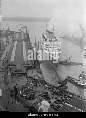 'RMS Queen Mary' segelt von Southampton auf Jungfernfahrt. Angefeuert von einer Viertelmillion Menschen füllen jeden verfügbaren Zoll der Dockes . "Queen Mary", 80, 000 Tonnen Stolz der britischen Handelsmarine, segelte von Southampton auf ihrer Jungfernfahrt nach Amerika. Sie war "über allen gekleidet" mit Fahnen und Hunderte von Booten huschten um sie herum, als sie wegzog. Foto zeigt, eine Luftaufnahme der "RMS Queen Mary", verlassen Southampton Docks. 27 Mai 1936 Stockfoto