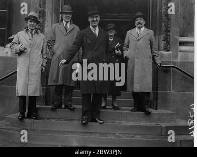 Sir Samuel Hoare 's Wahl Gegner Hände in der Nominierung. Herr G. S. Sandilands verlässt das Land, nachdem er sein Nominierungspapier eingereicht hat. November 1935 Stockfoto