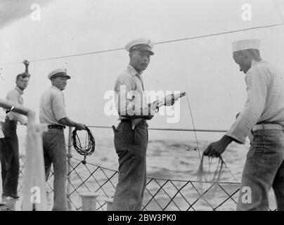 Grafische Bilder der Rettung des britischen Schiffswracks, 43 von amerikanischen Kriegsschiff in den Philippinen abgeholt. Die meisten grafischen Bilder jemals von Rettung auf See gemacht. Sie wurden aufgenommen, als 43 Überlebende des Londoner Dampfer Silverhazel vom amerikanischen Zerstörer USS Peary abgeholt wurden, nachdem das Schiff in zwei auf San Bernardino Island auf den Philippinen in einem Sturm gebrochen war. Die Überlebenden verbrachten zwei Tage und Nächte auf einem wellengefegten Felsen, bevor sie auf improvisierten Flößen entkamen. Frau Neil Williams, eine amerikanische Passagierin, wurde verrückt und wurde vom Felsen gefegt und ertrunken. Die Körper der Kappe Stockfoto