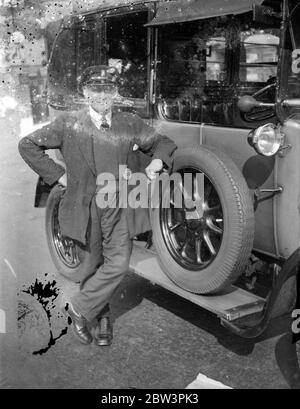 Londoner Taxifahrer findet £12,000 Juwelen in Taxi . William Jackson neben seinem Taxi, in dem er die Juwelen verloren Juni gefunden. 12. September 1935 Stockfoto