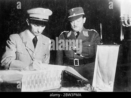 Dr. Goebbels, der deutsche Propagandaminister, unterschreibt das Register in Königsberg. Stockfoto