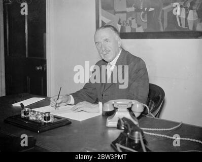 Neuer PR-Beauftragter der Post nimmt seine Arbeit auf. Oberstleutnant Ernest Tristram Crutchley bei der Arbeit an seinem Schreibtisch im Central Telegraph Office nach seiner Ernennung. 23. Oktober 1935 Stockfoto