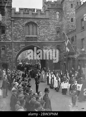 Herzog von Connaught besucht jährliche St. John of Jerusalem Service Herzog von Connaught, der Großprior, besuchen Sie die jährliche Gedenkfeier des Ordens von St.. Johannes von Jerusalem in der Großpriorat Kirche, St. John ' s Gate, Clerkenwell. Vor dem Gottesdienst inspiziert er die Mitglieder der St.. John ' s Ambulance Corps . Foto zeigt : die Prozession durch St. . John ' s Gate . 24 Juni 1936 Stockfoto