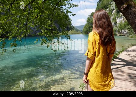 Frau mit Blick auf Wasserfälle und Seen im Nationalpark Plitvice, Kroatien Stockfoto