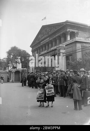 Französische Frauenwahltagebietten führen eine Demonstration im Saal durch, während das neue Parlament zusammentritt. Eine unerwartete Demonstration von Suffragetten wurde in den Gailerien der französischen Kammer gemacht, als das neue Parlament in Paris zum ersten Mal zusammentraf. Amis brüllt von Jubel von den linken Flügelbänken, Frauen in den öffentlichen Galerien sitzen entrollte einen Wald von Streamern mit "Französisch Frauen müssen wählen" beschriftet. Foto zeigt, Suffragetten mit Plakaten mit der Aufschrift "die französischen Frauen müssen abstimmen" stehen vor dem parlamentsgebäude als die Kammer traf. Juni 1936 Stockfoto