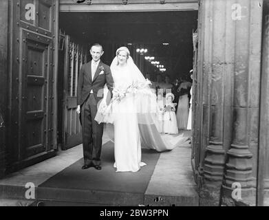 Duke of Kent ' s Equerry heiratet Herzogin ' Lady in Waiting . Herzog als bester Mann. Der Herzog von Kent war der beste Mann, wenn sein Pferd, Lord Herbert, war verheiratet mit Lady Mary Hope, Lady in Warten auf die Herzogin von Kent, in Westminster Abbey. Die Herzogin von Kent und die Herzogin und Herzogin von Gloucesteer waren Gäste bei der Zeremonie. lord Herbert ist der älteste Sohn des Earl of Preboke und Lady Mary Hope ist eine Schwester des Marquis von Linlithgow, Vizekönig von Indie. Foto zeigt, die Braut und Bräutigam verlassen nach der Zeremonie. 27 Juli 1936 Stockfoto