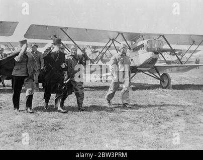 Bundeskanzler Schuschnigg macht erste Inspektion der Kampfflugzeuge von Aussia. Obwohl Militärflugzeuge Österreich im Rahmen der Nachkriegsverträge verboten sind, machte Bundeskanzler Schuschnigg seine erste Inspektion der neuen österreichischen Kampfflugzeuge während der Sping-Parade in Wien. Österreich hat vor kurzem den Vertrag von St. Germain zurückgewiesen, durch den sie durch die Wiedereinführung der Wehrpflicht an eine Armee von nur 30, 000 Mann gebunden war. Foto zeigt, Kanzler Schuschnigg salutierte, als er seine Inspektion der Kampfflugzeuge auf dem Flugplatz Wien. 20. April 1936 Stockfoto