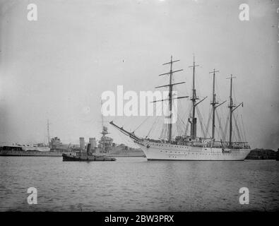 Brasilianisches Ausbildungsschiff bei Chatham . Das brasilianische Trainingsschiff Almirante Saldanha ist in Chatham angekommen und soll bis Juni 29 einen Aufenthalt haben. Das Schiff wird von Commander A C S Dutra befehligt und hat 27 weitere Offiziere zusätzlich zu 34 Mittschiffern im Training, die Gesamtkomplement ist etwa 300. Der Besuch markiert die freundschaftliche Vereinigung der britischen und brasilianischen Navies. Foto zeigt, die Almirante Saldanha Eingabe Chatham Werft. 19 Juni 1936 Stockfoto