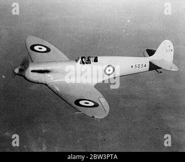 Das schnellste Militärflugzeug der Welt demonstrierte in Southampton. Neue Maschinen für die Royal Air Force . Die schnellsten Militärflugzeuge der Welt, die Spitfire 1, ein Vollmetall-Flachflügel-Eindecker und die Vickers Wellesley, ein Langstreckenbomber und Mehrzweckflugzeug, wurden am Eastleigh Aerodrome, Southampton, demonstriert. Gebaut für die Royal Air Force von der Supermarine Aviation Works (Vickers) Limited, beide Maschinen sind mit einziehbaren Unterwagen ausgestattet. Spitfire 1, ein Tag und Nacht Kämpfer, ist mit Flügelklappen ausgestattet. Beide Maschinen sollen zum ersten Mal zu sehen sein Stockfoto