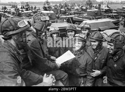 Die Rote Armee führt sie ' s größte manoevres aus. Panzer und Artillerie in realistischen Übungen . Die umfangreichsten Manöver, die je von der Roten Armee gehalten wurden, fanden im Kiewer Bezirk, entlang der polnischen Grenze, statt. Das Ziel, so wird es verstanden, war es, vor Vertretern von Frankreich und der Tschechoslowakei, mit denen Sowjetrussland hat einen gegenseitigen Hilfspakt, die Qualität der russischen Kampfkraft eingegeben demonstrieren. Foto zeigt, Tank Crews lesen Flyer aus Flugzeugen verstreut, bevor sie in Aktion. 16. September 1935 Stockfoto