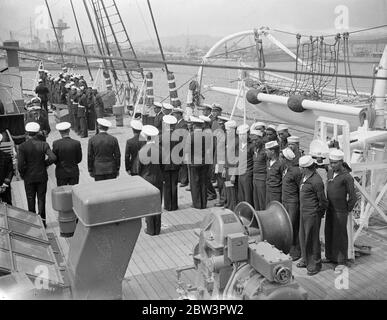 Brasilianisches Trainingsschiff kommt in Chatham für einen Aufenthalt von zehn Tagen. Kadetten Paraden auf dem Deck der Almirante Saldanha bei der Ankunft in Chatham . 19 Juni 1936 Stockfoto