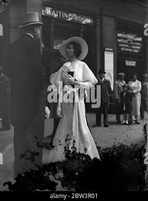 Ascot Mode mit einer Schleife. Waterloo Station nahm auf ungewohnte Eleganz, wenn modische Massen für Ascot links , die heute öffnet ( Dienstag ) . Foto zeigt, ein langes Kleid mit großer Schleife bei Waterloo. Juni 1936 Stockfoto