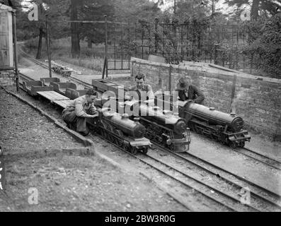 Miniaturen Eisenbahnsystem in EINEM Kenton Garten gebaut. Hobby bringt Fonds für lokale Krankenhäuser drückt Specials , und Frachter brüllen durch Stecklinge , Kreuzungen , Tunnel , über Brücken und ziehen in termini auf Zeit - alle normalen Arbeiten einer großen Eisenbahn - werden im Raum eines Gartens an Kenton , Middlesex durchgeführt . Herr . J . R . Jeffress von Kenton Grange hat eine der ehrgeizigsten Miniatureisenbahnen auf dem Gelände seines Hauses gebaut. Er entwarf sein eigenes Layout - und baute seine eigenen Lokomotiven, die einen George the Fifth. Gebaut auf 0 Gauge hat das System Stockfoto