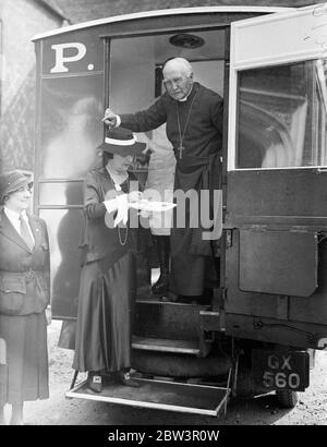 Bischof von London als Gastgeber für PDSA im Fulham Palace. Der Bischof von London, Dr. Winnington Ingram, präsidierte bei einer Sitzung im Fulham Palace, um die Menschen zu helfen ' s Dispensary für kranke Tiere. An der Sitzung nahmen Frau M E Dickin, OBE, Gründerin und Ehrendirektorin der PUSA Teil. In den Schlossgärten war eine Karawanenspenderin zu sehen. Foto zeigt, MRA M E Dickio, OBE, zeigt den Bischof von London die verschiedenen Reihenfolge der PDSA, nachdem er die mobile Apotheke besucht hatte. 14 Mai 1936 Stockfoto