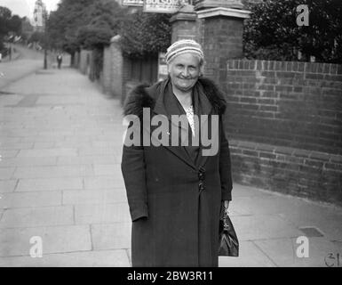 Dr. Montessori in ihrem Hampstead, wo sie einer internationalen Schule den Gründer des Unterrichtssystems geben soll, das ihren Namen trägt, Ist nach London nach einer Europatour zurückgekehrt, während der sie Radiovorträge über die "soziale Frage der Kinder" gegeben hat. Bis 11. August 1935 Stockfoto