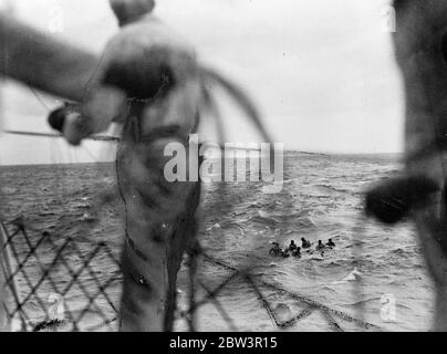 Grafische Bilder der Rettung des britischen Schiffswracks, 43 von amerikanischen Kriegsschiff in den Philippinen abgeholt. Die meisten grafischen Bilder jemals von Rettung auf See gemacht. Sie wurden aufgenommen, als 43 Überlebende des Londoner Dampfer Silverhazel vom amerikanischen Zerstörer USS Peary abgeholt wurden, nachdem das Schiff in zwei auf San Bernardino Island auf den Philippinen in einem Sturm gebrochen war. Die Überlebenden verbrachten zwei Tage und Nächte auf einem wellengefegten Felsen, bevor sie auf improvisierten Flößen entkamen. Frau Neil Williams, eine amerikanische Passagierin, wurde verrückt und wurde vom Felsen gefegt und ertrunken. Die Körper der Kappe Stockfoto