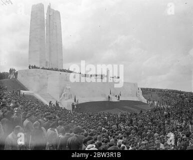 Der König enthüllt Kanada ' s Memorial to war Dead bei Vimy Bridge . Ex - Soldaten Unter Enormer Menge . König Edward, in Anwesenheit von Präsident Lebrun von Frankreich und sechstausend kanadischen Kriegsveteranen, enthüllt die beeindruckende Denkmal für die 11,700 Kanadier, die auf den Schlachtfeldern fiel, über die das Denkmal jetzt Türme bei Vimy Ridge, in der Nähe von Arras, Frankreich. Tausende, die aus Kanada eine besondere Pilgerreise gemacht hatten, waren unter den riesigen Menschenmengen, die sich zur Zeremonie versammelt hatten. Foto zeigt : Gesamtansicht des Denkmals . Juli 1936, 26 Stockfoto