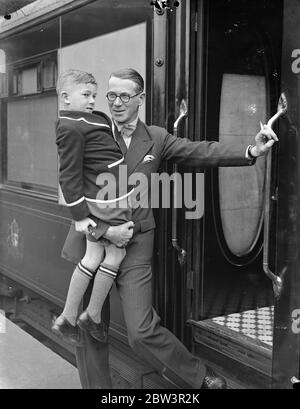 Henry Hall . 'RMS Queen Mary' Gastdirigent verlässt Waterloo auf dem Bootszug. Henry Hall , Leiter der BBC Dance Band, der Gastdirigent an Bord der "RMS Queen Mary" auf ihrer Jungfernfahrt sein soll, verließ Waterloo Station auf dem Bootstrian, um den Linienschiff in Southampton zu besteigen. Auf der Reise, Hall ist es, Konzerte nach England und Amerika zu übertragen. Foto zeigt, Henry Hall mit seinem Sohn Michael, als er Waterloo verließ. 27 Mai 1936 Stockfoto