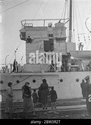 HMS Scarborough Haus nach zweieinhalb Jahren in Bermuda. Segler an Bord der Scarborough, als sie in Chatham anlegte. 13 Dezember 1935 Stockfoto