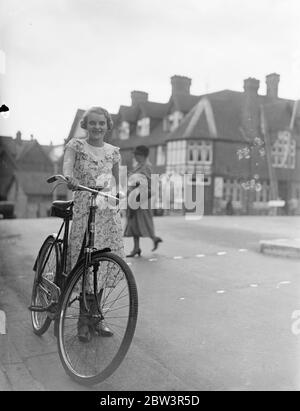 Carnival Queen von Duchess of Gloucester in Winchester gekrönt werden. Miss Doris Frampton von Clifton Road, Winchester, wurde ausgewählt, Winchester City Canival Queen, Und wird von der Herzogin von Gloucester gekrönt werden, wenn die Herzogin von Goucester, wenn die Herzogin zahlt ihren ersten Besuch in Winchester, um den dreitägigen Karneval in Hilfe der Royal Hampshire County Hospital ' s zweihundertjährigen Berufungsfonds zu öffnen. Carnival Queens aus vielen Bereichen, die vom Krankenhaus bedient werden, werden der Herzogin Schecks vorlegen. Der Titel der Königin wurde dem Mädchen in jedem Bezirk verliehen, das am meisten getan hat, um Mittel für zu sammeln Stockfoto