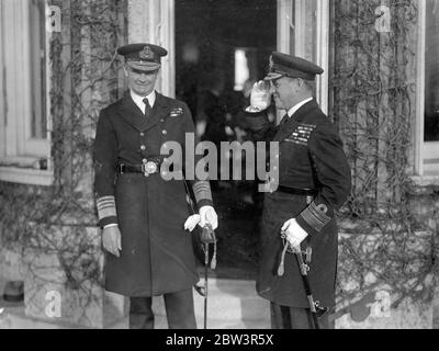 Evans der zerbrochenes Hieh Flagge als Kommandant in Chatham. Vizeadmiral Sir Edward R C B Evans, K C B, DSC, Evans der brach ", histe seine Flagge bei Chatham als Kommandant in Chief. In Folge Admiral Sir Hugh J Tweedie. "Evans of the Broke" , der 54 ist, ist der am meisten dekorierte Offizier in der Marine. Foto zeigt, Vice Admiral Sir Edward Evans (rechts) salutieren Admiral Sir Hugh Tweedie, der pensionierende Kommandant, als er übernahm. Dezember 1935 Stockfoto