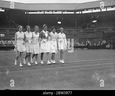 Das Britische Wighman Cup Team Tune Up In Wimbledon Für Die Eröffnung Des Wettbewerbs Morgen. Mitglieder der britischen und amerikanischen Wightman Cup Tennis Teams setzen den letzten Schliff in Wimbledon, um ihre Vorbereitung auf den Wettbewerb, der in Wimbledon morgen öffnet (Freitag). Foto zeigt ( l zu r ) : Freda James ; Dorothy Round ; Mary Hardwick ; E . Dearman; Nancy Lyle und Kay Stammers. 11 Juni 1936 Stockfoto