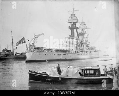 Das amerikanische Schlachtschiff kommt in Portsmouth für einen Besuch an. Die USS Oklahoma ( BB - 37 ) kam in Porstmouth für einen Besuch. Die Oklahoma wird als Trainingsschiff für Mid Shhipmen der Naval Academy. Sie war in der Division von Konteradmiral T S Rodgers kommandiert, die während des Krieges wurde nach Berehaven als zusätzliche Wache für die amerikanischen Truppenkonvois im Atlantik geschickt. Zwei weitere Schlachtschiffe, die USS Arkansas (BB-33) und die USS Wyoming (BB-32), die auch in britischen Gewässern während des Krieges diente, sind Portsmouth besuchen. Beide werden nun als Ausbildungsschiffe eingesetzt. Fotoserien Stockfoto