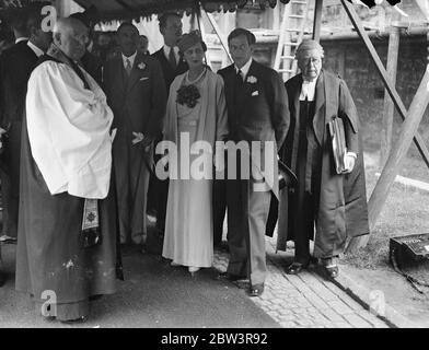 Herzog von Kent Equerry heiratet Herzogin ' Lady in Waiting . Herzog als bester Mann. Der Herzog von Kent, war der beste Mann, für, Lord Herbert, sein Pferd für seine Hochzeit zu Lady Mary Hope, Lady in Erwartung der Herzogin von Kent in Westminster Abbey. Die Herzogin von Kent und der Herzog und die Herzogin von Gloucester waren Gäste bei der Zeremonie. Lord Herbert ist der älteste Sohn des Earl of Pembroke und Lady Mary Hope , eine Schwester des Marquis von Linlithgow , Vizekönig von Indien . Foto zeigt, der Herzog und die Herzogin von Kent und die Herzogin von Gloucester (mit dem Rücken zur Kamera) verlassen nach dem cere Stockfoto