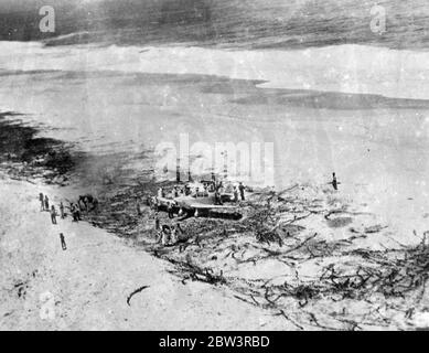 Wo Jean Batten wurde nach Rekord Atlantic Crossing gezwungen. Miss Jean Batten 's Flugzeug von einer Menge am Strand von Araruama umgeben. Dezember 1935 Stockfoto