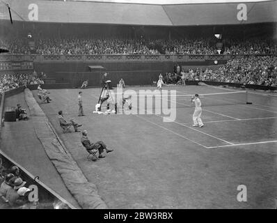 England gewinnt das erste Spiel der Davis Cup Challenge Runde. Austin Besiegt Crawford. Großbritannien, Gewinner des Cup für drei Jahre, gewann das erste Spiel gegen Australien, Wer hat nie in der Gewinnung der Trophäe gelungen, als H W ( Bunny ) Austin besiegt J Crawford 4 - 6 , 6 - 3 , 6 - 1 , 6-1 in den ersten Singles der Challenge-Runde des Davis Cup in Wimbledon . Foto zeigt, EINE allgemeine Ansicht der Menge auf dem Center Court während des Spiels zwischen Crawford und Austin. 25 Juli 1936 Stockfoto