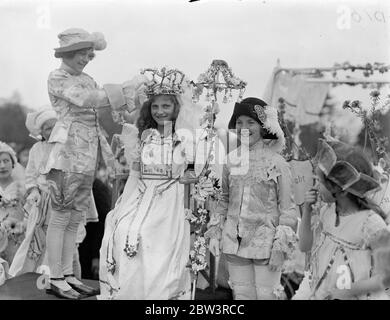 Mai Königin von London gekrönt in Hayes. Miss Olive Bone von Clapham gekrönt wurde in Hayes, Kent, als Mai Königin von London. Die Krönung wurde von Pauline Gillham, der Königin von Merrie England im letzten Jahr durchgeführt. Foto zeigt, wie Olive Bone von Pauline Gillham zur Königin von London gekrönt wird. Mai 1936 Stockfoto