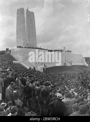 Der König enthüllt Kanada ' s Memorial to war Dead in Vimy Ridge Ex - Soldaten unter 250,000 bei Zeremonie Foto zeigt : König Edward in Anwesenheit von Präsident Albert François Lebrun von Frankreich und sechstausend kanadischen Kriegsveteranen enthüllt das beeindruckende Denkmal für die 11,700 Kanadier, die auf den Schlachtfeldern gefallen sind, über denen das Denkmal jetzt Türme an Vimy Brücke in der Nähe von Arras , Frankreich. Tausende, die die besondere Pilgerreise aus Kanada gemacht haben, waren unter den Viertelmillion Menschen, die sich zur Zeremonie versammelt haben. Foto zeigt : die beeindruckende Szene, als der König das kanadische Denkmal in Vimy enthüllt Stockfoto