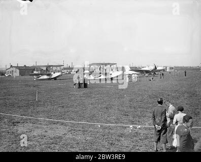 Die neuen Kämpfer und Bomber und Flugboote der RAF demonstrierten in Southampton. Tag und Nacht Kämpfer, Allzweck-Flugzeuge und fliegende Boote für die Royal Air Force von Vickers gebaut ( Aviation ) begrenzt , wurden in Eastleigh demonstriert , Aerodrome , Southampton . Die Spitfire 1 ein ganz Metall, Low-Wing-Eindecker, die schnellste militärische Maschine der Welt ist, war unter den Flugzeugen demonstriert. Foto zeigt die neuen RAF Supermarine Walrus Flugboote ( K 5779 , andere unbekannt ) , ein Vickers Wellesley Langstreckenbomber ( K 7556 ) , und ein Wellington Mk 1 Prototyp ( K 4049 ) aufgereiht auf Stockfoto