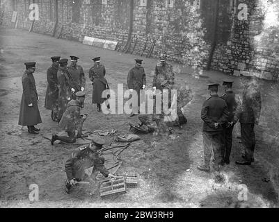 Prince of Wales inspiziert Waliser Wachen am Tower of London . Der Prinz von Wales nimmt den Gruß. 12 Dezember 1935 Stockfoto