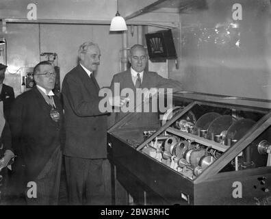 P . M G . Und Astronom Royal Eröffnen Telefon Sprechende Uhr . Der Postmaster - General, Major G. C . Tryon M. P . und der Astronom Royal , Herr . H Spencer jenes, eröffnete den Talking Clock Service in der Tandem Telefonbörse in Holborn. Der Service ist jetzt für London Telefonteilnehmer, die in der Lage, die Zeit durch einfaches Wählen Tim erhalten werden. Foto zeigt: Der Postmaster - General, Major G. C . Tryon , erklärt den Mechanismus der Sprechuhr an Herrn . H Spencer Jones, Astronom Royal. Juli 1936, 24 Stockfoto