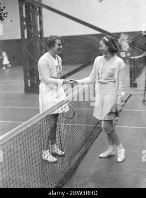 Russische Prinzessin, Enkelin von Gordon Selfridge, spielt in London Junior Tennis Championships. Prinzessin Tatiana Wiasemsky von Russland , eine Enkelin von Herrn Gordon Selfridge , spielt in der Junior-Tennis-Meisterschaften, die im Covered Courts Club , Dulwich eröffnet haben . Foto zeigt, Prinzessin Tatiana Wiasemsky im Spiel gegen Miss A P Cardinall, die die letzten acht in der Junioren-Meisterschaft in Wimbledon erreicht und wurde Zweiter bis Miss Gem Hoaching für die Junior Middlesex Titel. 30 Dezember 1935 Stockfoto