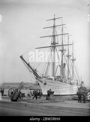 Brasilianisches Ausbildungsschiff bei Chatham . Das brasilianische Trainingsschiff Almirante Saldanha ist in Chatham angekommen und soll bis Juni 29 einen Aufenthalt haben. Das Schiff wird von Commander A C S Dutra befehligt und hat 27 weitere Offiziere zusätzlich zu 34 Mittschiffern im Training, die Gesamtkomplement ist etwa 300. Der Besuch markiert die freundschaftliche Vereinigung der britischen und brasilianischen Navies. Foto zeigt, die Almirante Saldanha Eingabe Chatham Werft. 19 Juni 1936 Stockfoto