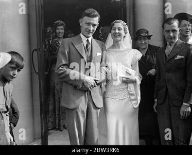 Berühmte Athlet verheiratet in London Kirche. K BH Yates, der Track Kapitän der South Bound London Harriers war mit Miss M Michelmore verheiratet, in ST Boniface Kirche, Tooting. Foto zeigt, die Braut und Bräutigam. September 1935 Stockfoto