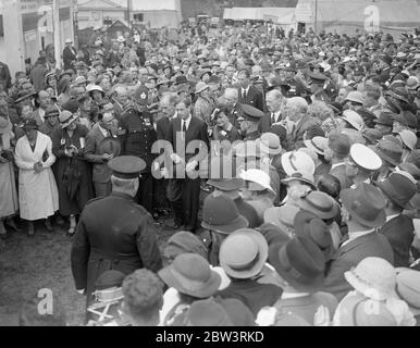 Große Menschenmengen Mob Duke und Herzogin von Kent, wie sie Tour Tunbridge Wells Agricultural Show. Riesige Menschenmengen mobbelten den Herzog und die Herzogin von Kent, als sie die Landwirtschaftsausstellung in Tunbridge Wells, Kent, besuchten. Die Polizei musste einen Weg frei, wie sie ihre Inspektion der Exponate Foto-Shows : die riesige Menge drängte um den Herzog und Herzogin von Kent, wie sie tourte die Agricultural Show . Juli 1936, 14 Stockfoto