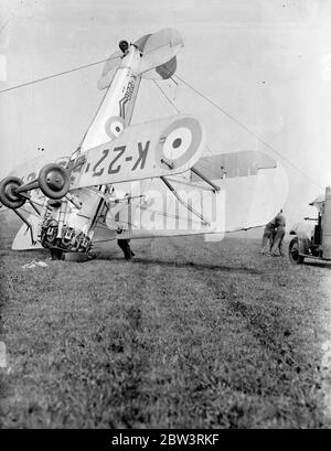 Ein Bristol Bulldog Mk II A von No. 17 Squadron Royal Air Force an der Royal Air Force Station Kenley, Surrey, Registrierung K2216 nach seinem Unfall (links), in dem bei der Landung beim Bremsen das Flugzeug umgedreht. Der Pilot wurde den Absturz lebendig gelassen, aber der Flugzeugschaden war nicht repariert. Der Absturz ereignete sich während der Proben für Empire Air Day, der in diesem Monat stattfinden soll. An diesem Tag werden die RAF-Flugplätze für die öffentliche Inspektion geöffnet. Foto zeigt s die Bristol Bulldog wird durch Boden persönlichen nach Unfall geradelt . Mai 1936 Stockfoto